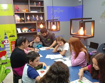 Alunos interagindo entre eles durante a nossa aula de conversação